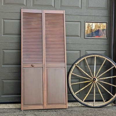 Porte persienne en bois brun vintage